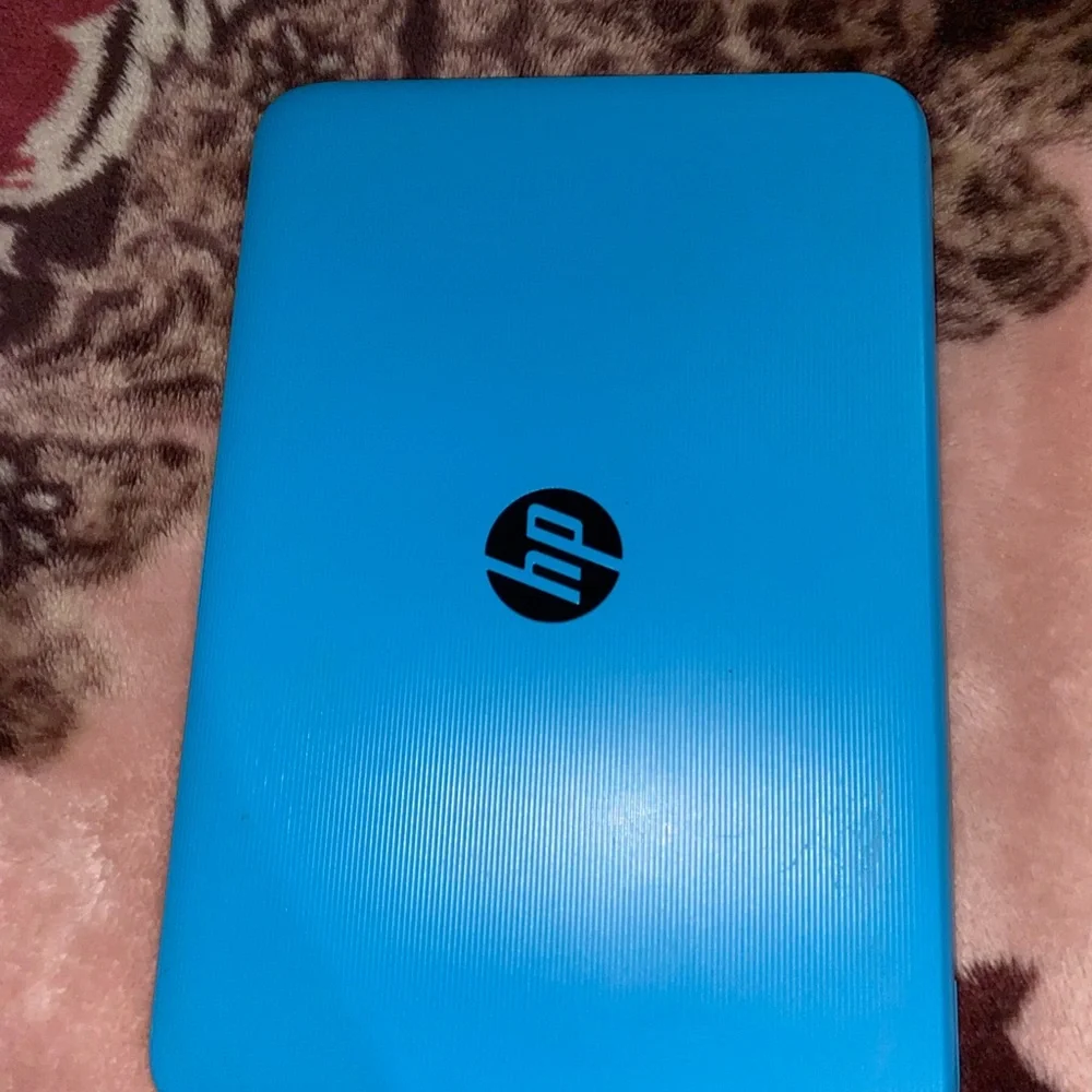 This a working blue and white hp laptop